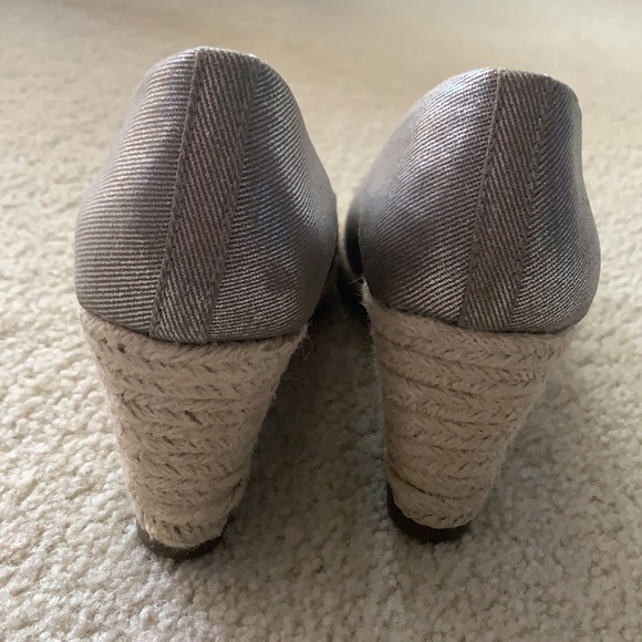 Jones Studio Gold Espdrilles Size 7 Gently Used - Picture 4 of 8